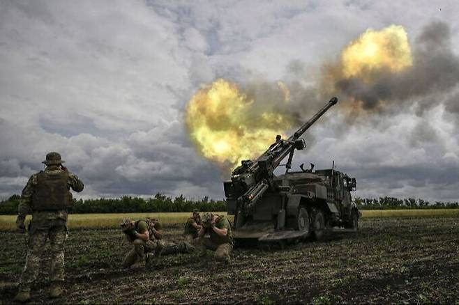 우크라이나 장병들이 프랑스산 케사르 자주포를 사격하고 있다. 게티이미지