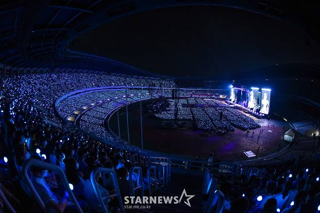 2022 아이유 콘서트 '더 골든 아워' 개최 [★포토]