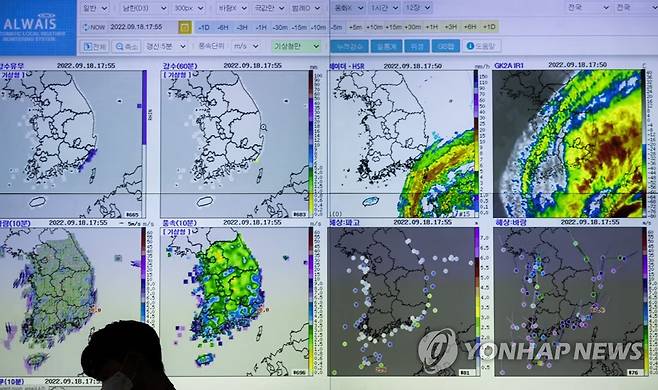 14호 태풍 난마돌 북상 중대본 비상근무 (서울=연합뉴스) 황광모 기자 = 18일 오후 서울 종로구 정부서울청사 내 중앙재난안전대책본부 상황실에 제14호 태풍 난마돌 북상과 관련한 기상 정보가 화면에 표시되고 있다. 2022.9.18 hkmpooh@yna.co.kr