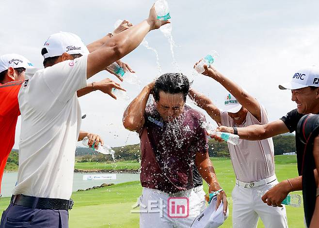 최진호의 우승이 확정되자 동료들이 물을 뿌리며 축하해주고 있다. (사진=이데일리 골프in 김상민 기자)