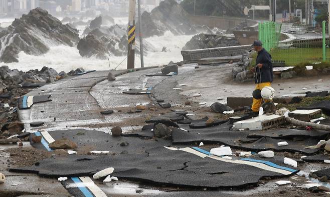 제11호 태풍 ‘힌남노’가 울산을 관통한 6일 오전 울산시 북구 한 해안가 도로가 파손돼 산산조각이 나 있다. 사진=연합뉴스