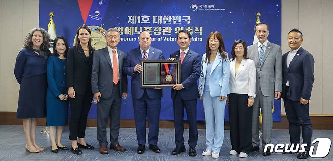 박민식 국가보훈처장이 19일 오전 서울지방보훈청에서 래리 호건 미국 메릴랜드 주지사에게 제1호 대한민국 명예보훈 장관 위촉패 수여 후 관계자들과 기념 촬영을 하고 있다. (국가보훈처 제공) 2022.9.19/뉴스1