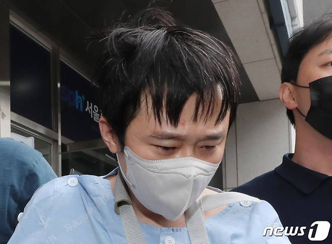 신당역 살인사건 피의자가 15일 오후 서울 광진구의 한 병원에서 치료를 마치고 호송되고 있다.2022.9.15/뉴스1 ⓒ News1 박세연 기자