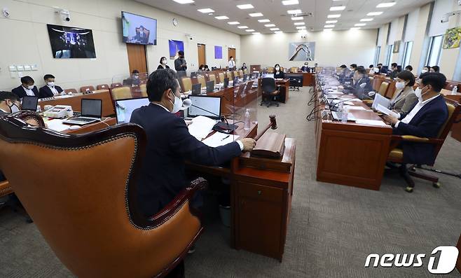 정청래 국회 과학기술정보방송통신위원회 위원장이 7일 오후 서울 여의도 국회에서 열린 과학기술정보방송통신위원회 전체회의에서 산회를 선포하고 있다. (공동취재) 2022.9.7/뉴스1 ⓒ News1 이재명 기자