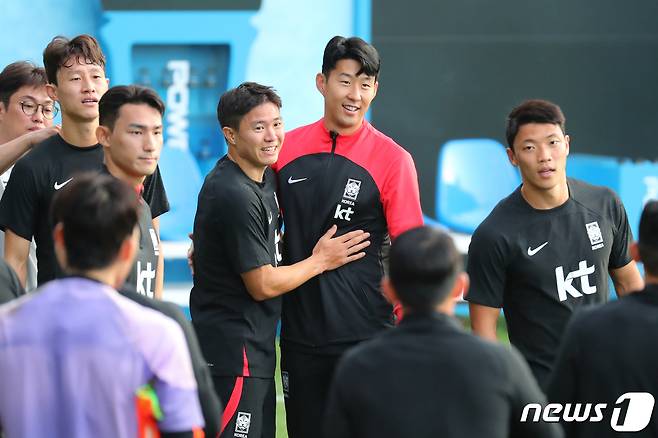 대한민국 축구대표팀 손흥민이 19일 오후 경기 파주 국가대표 트레이닝센터(NFC)에서 열린 오픈트레이닝에서 권창훈과 인사나누고 있다. 파울루 벤투 감독이 이끄는 대한민국 축구대표팀은 오는 23일 고양종합운동장에서 코스타리카와 맞대결을 펼친 뒤, 27일 서울월드컵경기장에서 카메룬을 상대한다. 2022.9.19/뉴스1 ⓒ News1 이광호 기자