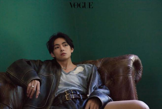 Group BTS member V has expressed his sincere heart in an interview with the photo shoot.Today (19th), Vogue Korea released a picture of V taken outside New York, USA, and a subsequent interview.DeV In the first solo photo shoot in 10 years, V showed fashionista with a variety of fashion and colorful jewelery.In a subsequent interview, V asked if he would respond calmly to unexpected situations. It seems like a reason, but it is not frankly relaxed.Instead, I was able to think right. V said, Even if my thoughts are not the right answer, I act with the belief that the idea will be the best.I do not feel burdened, but I do not regret my actions.  I think I should act nicely for those who love me.Even when I am hurt and hard, I am healthy and happy because of my ami (fandom name), members, family, and friends. V commented on the personal activities of BTS members, I really support each other a lot.Recently, I had time to listen to all the personal songs made by the members at Sugars house. Someone danced and everyone was not good or good. I prepared my own color music and made music very enthusiastic and active and hard.Its nice to see you because you love each other.Finally, V wants to do various activities, but about the burden that he had to have as a BTS member, he said, I was really grateful that the amigo understood our hearts properly.I relieved my burden a little because of it. (SBS Svestar