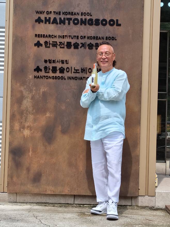한통술 김용완 대표는 누룩의 표준화, 과학화를 위해 1000번 이상 누룩을 빚어온 누룩 전문가다. 그동안 축적해놓은 누룩 연구, 고문헌 속의 술빚기 등을 소개한 책을 곧 낼 예정이다. /박순욱기자