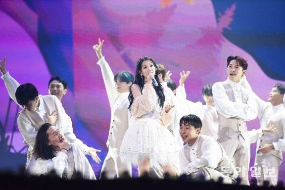 콘서트 무대에서 댄서들과 함께 무대를 선보이고 있는 아이유. 이담엔터테인먼트 제공