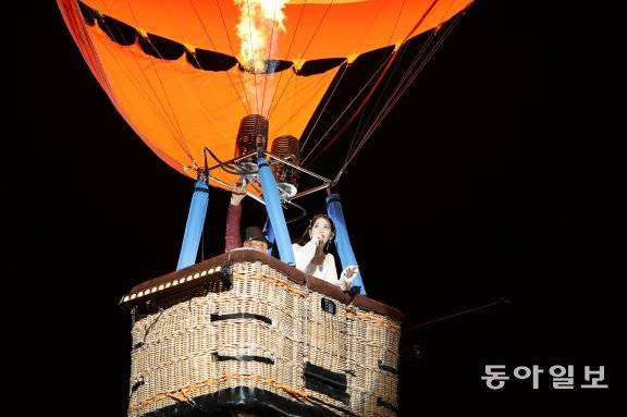 스트로베리 문  무대에서 열기구를 타고 등장한 아이유. 열기구를 타고 객석 전체를 돌며 관객과 인사를 나눴다. 아이유가 가까이 다가갈 때마다 관객들은 환호성을 질렀다. 이담엔터테인먼트 제공