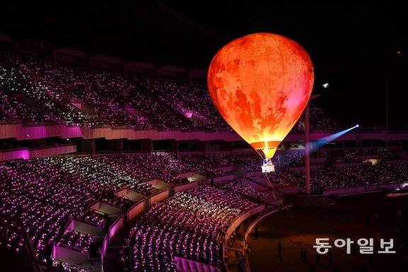 아이유가 탑승한 열기구가 객석을 비행하는 모습. 분홍색 풍선은 안에 불이 붙으면서 주황빛을 발했다. 이담엔터테인먼트 제공