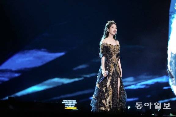 너랑 나 를 마지막으로 무대에서 내려갔던 아이유는 검정색 드레스로 환복하고 앵콜 무대에 섰다. 이날 앵콜곡만 무려 6곡을 소화했다. 이담엔터테인먼트 제공