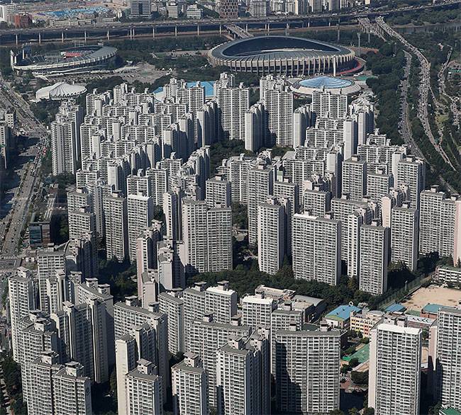 서울 잠실동 아파트 단지. 전국적으로 집값이 떨어지면서 ‘국민 평형대’인서울 잠실동의 30평형대 아파트 가격도 하락세를 그리고 있다. 사진 뉴스1