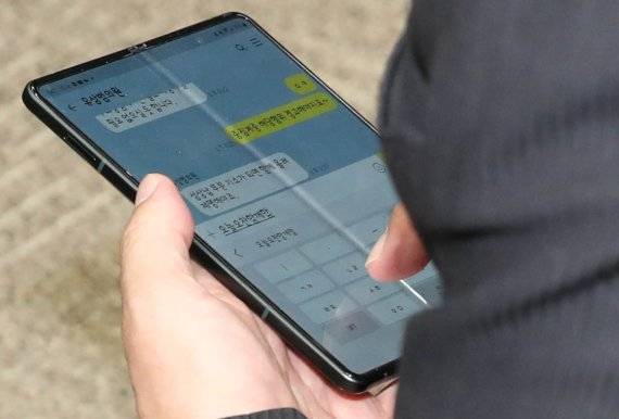 정진석 국민의힘 비상대책위원장이 19일 오전 서울 여의도 국회에서 열린 신임 원내대표 선출을 위한 의원총회에서 유상범 의원과 문자를 주고 받고 있다. 정 비대위원장은 ‘중징계중 해당행위 경고해야지요~’ 라고 작성하고, 유상범 의원은 ‘성상납 부분 기소가 되면 함께 올려 제명해야죠’라고 메시지를 작성했다. /국회사진기자단