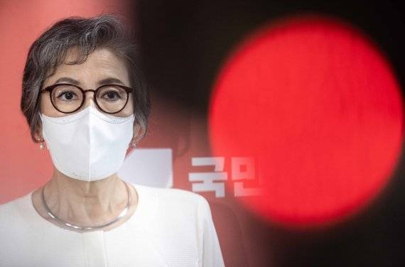 이양희 국민의힘 윤리위원장이 18일 오후 서울 여의도 국회에서 열린 이준석 전 국민의힘 대표 추가 징계여부 관련 긴급회의에 앞서 브리핑을 하고 있다. /뉴스1