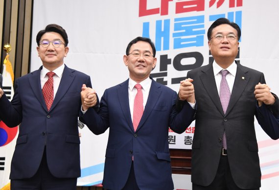 국민의힘 신임 원내대표로 선출된 주호영 의원(가운데)이 19일 오전 서울 여의도 국회에서 열린 신임 원내대표 선출을 위한 의원총회에서 정진석 비대위원장(오른쪽), 권성동 원내대표 등 지도부와 기념 촬영을 하고 있다. /국회사진기자단