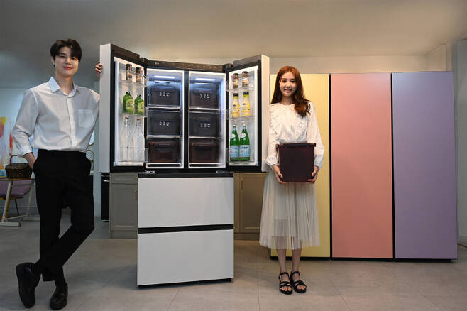 LG전자 모델이 ‘LG 디오스 오브제컬렉션 김치냉장고’ 402ℓ 용량 스탠드식 신제품을 소개하고 있다. LG전자 제공