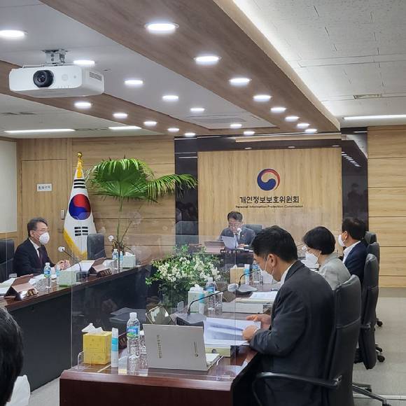 개인정보보호위원회(위원장 윤종인)는 14일 열린 전체회의에서 개인정보보호법을 위반한 구글과 메타에 시정명령과 함께 총 1천억4천700만원의 과징금을 부과하기로 결정했다. [사진=김혜경 기자]