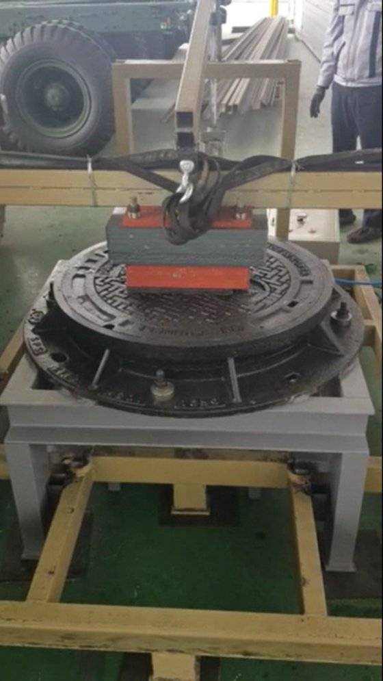 IoT 맨홀 뚜껑도 일반 맨홀 뚜껑처럼 안전을 위해 강한 충격에도 견딜 수 있는지 시험한다.