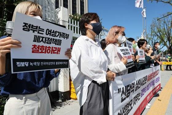 김현숙 여성가족부 장관이 신당역 역무원 피살 사건을 여성혐오 범죄로 보지 않는다고 밝힌 것과 관련 19일 오전 정부서울청사 앞에서 진보당, 녹색당, 전국여성연대, 불꽃페미액션 관계자들이 김 장관 사퇴를 촉구하는 기자회견을 하고 있다. 연합뉴스