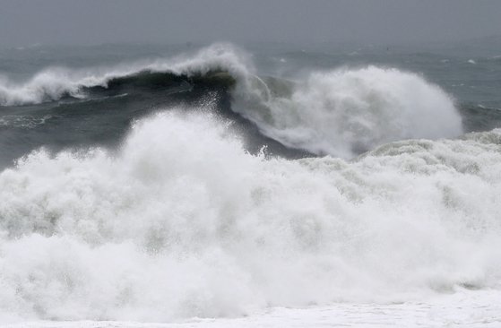 울산이 제14호 태풍 '난마돌'의 영향권에 든 19일 오전 동구 방어진 앞바다에 거센 파도가 몰아치고 있다. 연합뉴스