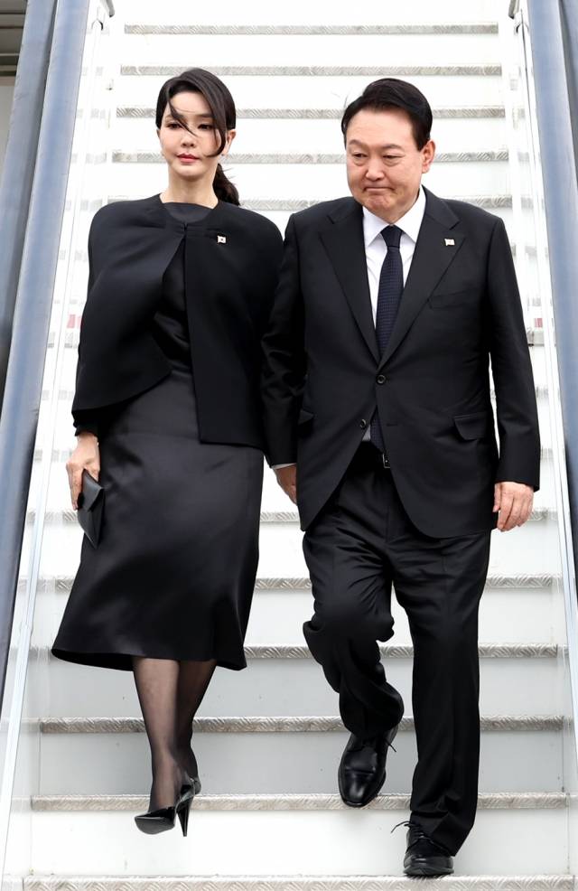 윤석열 대통령과 부인 김건희 여사가 18일(현지시간) 영국 런던 스탠스테드공항에 도착해 공군 1호기에서 내리고 있다. 연합뉴스