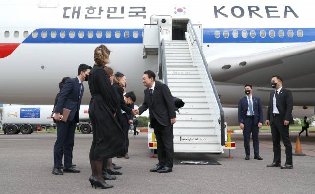 윤석열 대통령과 부인 김건희 여사가 18일(현지시간) 영국 런던 스탠스테드공항에 도착해 관계자들의 영접을 받고 있다. 연합뉴스