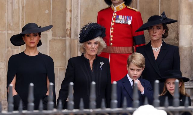 영국 런던 웨스트민스터 사원에서 19일(현지시간) 엄수된 엘리자베스 2세 여왕의 장례식에 왕실 일가가 참석하고 있다. 왼쪽부터 카밀라 왕비, 캐서린 미들턴 왕자비, 메건 마클 왕자비, 여왕의 증손인 조지 왕자와 샬럿 공주.