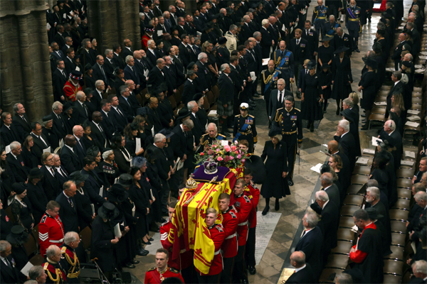 19일(현지시간) 엘리자베스 2세 여왕의 장례식이 열린 영국 런던 웨스트민스터 사원에서 찰스 3세 왕과 커밀라 왕비, 앤 공주와 다른 왕족들이 엘리자베스 2세 여왕의 운구 행렬을 뒤따라 걷고 있다. 이번 국장에는 전 세계 200개국 국가원수와 고위 인사 등 2000명이 참석했고, 영국 시민 수백만 명이 운구 행렬을 지켜봤다.  [AP = 연합뉴스]