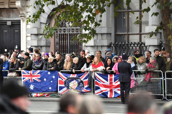 엘리자베스 2세 여왕의 국장이 치러진 19일(현지시간) 여왕의 마지막을 배웅하러 나온 시민들이 런던 거리에서 장례 행렬을 기다리고 있다. [EPA = 연합뉴스]