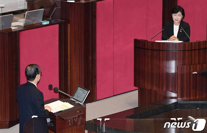 (서울=뉴스1) 유승관 기자 = 서영교 더불어민주당 의원이 19일 서울 여의도 국회에서 열린 제400회국회(정기회) 제3차 본회의에서 한덕수 국무총리에게 대정부 질문(정치에 관한 질문)을 하고 있다. 2022.9.19/뉴스1  Copyright (C) 뉴스1. All rights reserved. 무단 전재 및 재배포 금지.