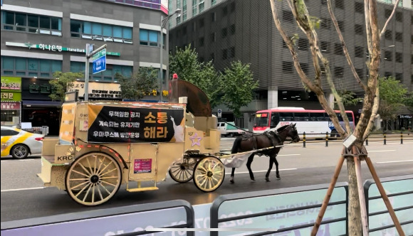 카카오게임즈 최근 '우마무스메 프리티 더비'를 둘러싼 논란으로 국내 이용자들과 간담회를 열었으나 성과를 내지 못한 채 소송전으로 비화되는 양상이다. 사진은 지난달 29일 판교역 우마무스메 '마차 시위' 사진. /사진=독자 제공