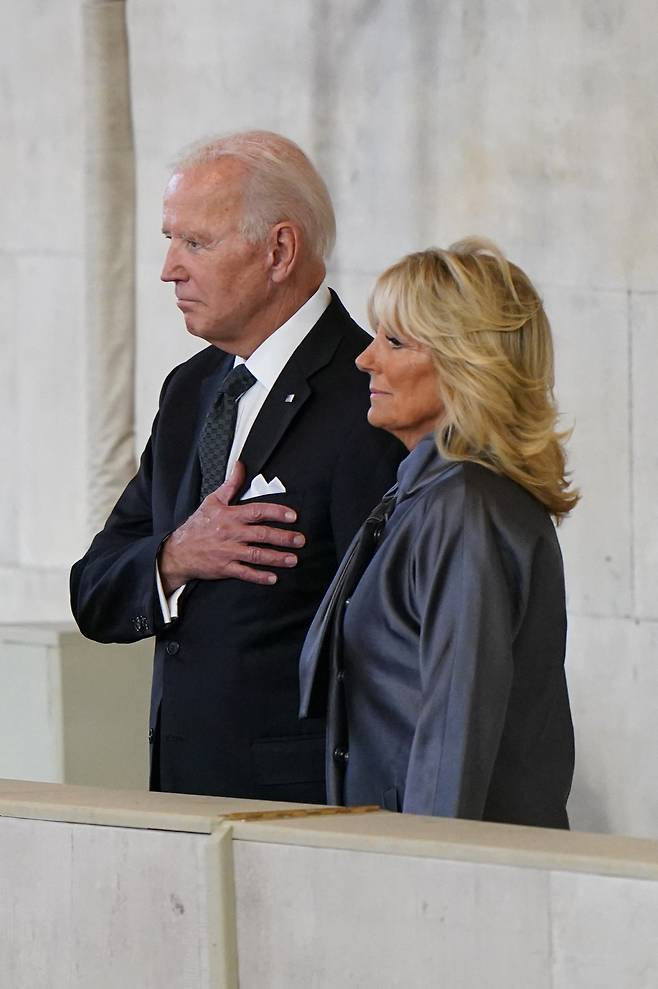 조 바이든 미 대통령과 질 바이든 여사와 함께 18일(현지시간) 런던 웨스트민스터홀을 찾아 손을 가슴에 댄 채 여왕의 관 쪽을 향해 서 있다. [로이터]