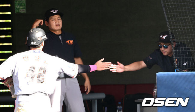 [OSEN=함평, 최규한 기자] 14일 오후 전남 함평기아챌린저스필드에서 ‘2022 KBO 퓨처스리그’ KIA 타이거즈와 한화 이글스의 경기가 열렸다.연장 10회초 1사 만루 상황 한화 이원석의 달아나는 2타점 적시타 때 홈을 밟은 박상언이 최원호 퓨처스 감독과 인사를 나누고 있다. 2022.09.14 / dreamer@osen.co.kr