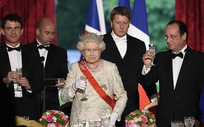 지난 2014년 6월 프랑스를 마지막으로 국빈방문한 엘리자베스 2세 영국 여왕(가운데)이 엘리제궁 국빈만찬에서 프랑수아 올랑드 당시 프랑스 대통령(오른쪽)과 건배하는 모습. 파리=EPA연합뉴스