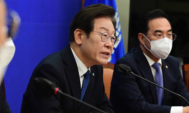 이재명 더불어민주당 대표가 19일 서울 여의도 국회에서 열린 최고위원회의에서 모두 발언을 하고 있다. 공동취재사진