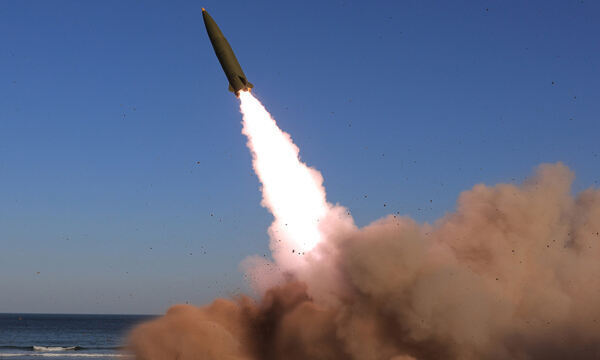 북한이 개발한 신형 전술유도무기가 발사되고 있다. 조선중앙통신·연합뉴스