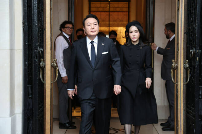 윤석열 대통령(왼쪽)과 부인 김건희 여사가 19일 엘리자베스 2세 여왕의 장례식에 참석하기 위해 런던의 한 호텔을 나서고 있다. 런던=연합뉴스