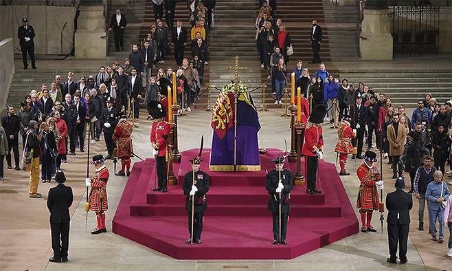 19일(현지시간) 고 엘리자베스 2세 영국 여왕의 관이 안치된 런던의 웨스트민스터 홀에서 일반인 조문객들이 최종 조문하고 있다. 여왕의 관은 웨스트민스터 사원으로 옮겨져 장례식을 치른다. 런던=AP뉴시스