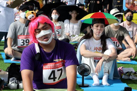 18일 오후 서울 잠수교에서 열린 2022 한강 멍때리기 대회에서 참가자들이 아무 생각도 하지 않은 채 앉아 대회에 열중하고 있다. 2022.9.18 연합뉴스