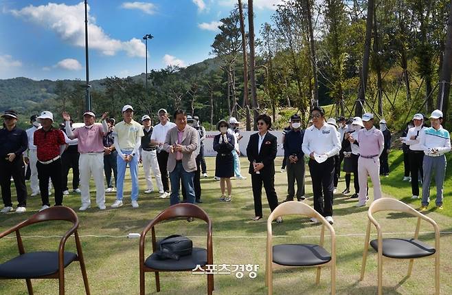 세레니티 CC의 김주영 회장(앞줄 왼쪽에서 여섯 번째)이 지난 17일 개최된 ‘챌린지 코스 9홀 그랜드오픈식’의 환영사에 앞서 참석자들의 박수를 받고 있다. 세레니티 CC 제공