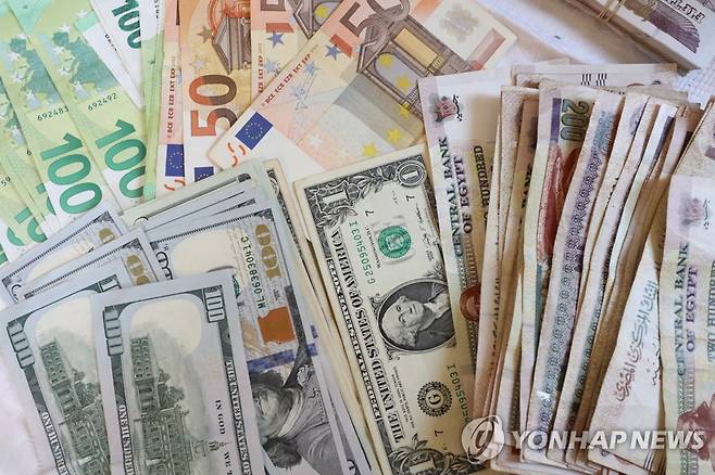 미국 달러화와 유로화 등 각국 화폐 [EPA 연합뉴스 자료사진]