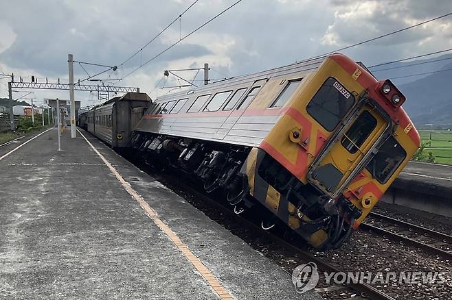 대만 규모 6.8 지진으로 탈선한 열차 (위리 AFP=연합뉴스) 18일(현지시간) 대만 동부 화롄 둥리 기차역에서 규모 6.8의 지진이 발생한 후 열차가 탈선한 모습. 이날 대만 남동부에서 강진이 발생해 건물이 무너지고 다리가 붕괴했으며 열차가 탈선했다. [대만 철도청 제공. 광고 및 판매 금지] 2022.9.19 leekm@yna.co.kr