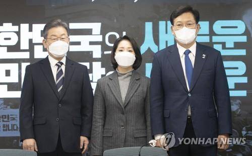 이재명, 조동연 신임 공동상임선대위원장 영입 발표  (서울=연합뉴스) 작년 11월 30일  '이재명 캠프 공동상임선대위원장 인선 발표'에서 기념촬영 중인 조동연 씨. [자료 사진, 국회사진기자단] toadboy@yna.co.kr