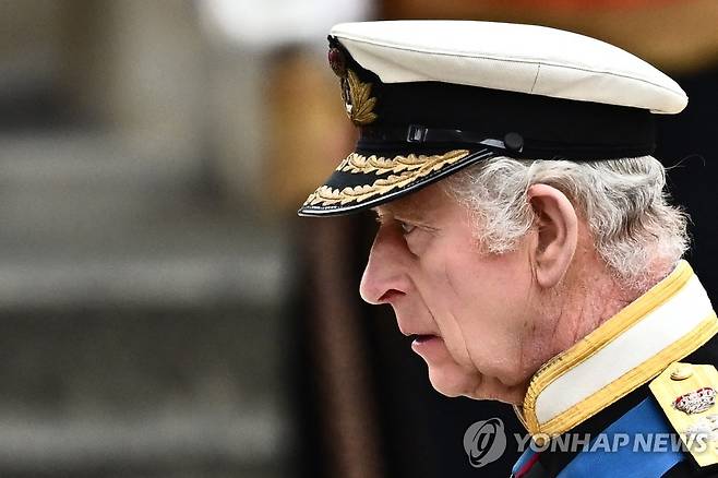 모후 장례식서 굳은 표정 짓는 찰스 3세 (런던 AFP=연합뉴스) 찰스 3세 영국 국왕이 모후 엘리자베스 2세의 장례식이 열리는 19일(현지시간) 굳은 표정을 지은 채 런던 웨스트민스터 사원에 도착하고 있다. 2022.9.19 alo95@yna.co.kr