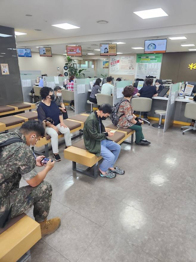 9월 15일 안심전환대출 신청 첫 날 은행 객장 모습. 은행객장을 찾은 고객은 많았으나 안심전환대출을 위해 기다리는 고객은 찾기 힘들었다. /사진=이경남 기자 lkn@