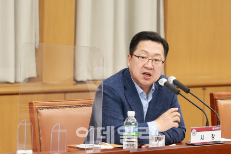 이장우 대전시장이 20일 대전시청사 대회의실에서 열린 주간업무회의에서 유아 무상교육의 필요성을 강조하고 있다. (사진=대전시 제공)