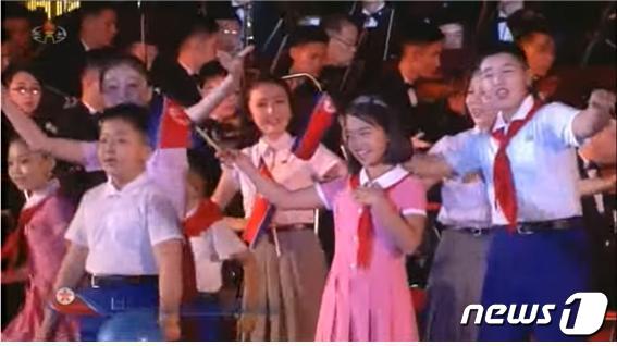 북한 조선중앙TV의 '9·9절' 기념공연 영상에 등장한 어린이 중창 및 합창 공연 모습. TV는 '특별한 소녀'의 모습을 반복해서 프레임 가운데에 배치해 영상을 편집, 노출했다.(조선중앙TV 갈무리) ⓒ News1