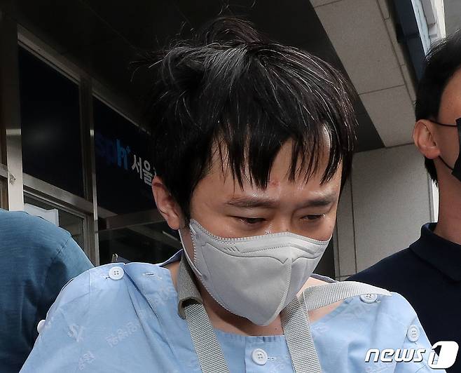 신당역 살인사건 가해자 전주환이 지난 15일 오후 서울 광진구의 한 병원에서 치료를 마치고 호송되고 있다. (뉴스1 DB)2022.9.19/뉴스1 ⓒ News1 박세연 기자