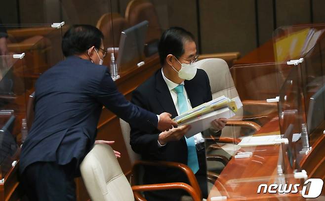 한덕수 국무총리가 20일 서울 여의도 국회에서 열린 제400회국회(정기회) 제4차 본회의에 출석해 자료를 건네받고 있다. (공동취재) 2022.9.20/뉴스1 ⓒ News1 유승관 기자