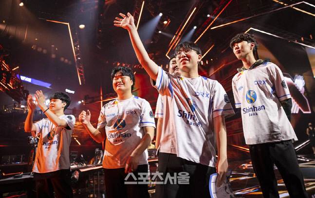 DRX 선수들이 ‘2022 발로란트 챔피언스 이스탄불’ 8강 1경기를 승리한 후 기뻐하고 있다. &nbsp;제공 | 라이엇 게임즈
